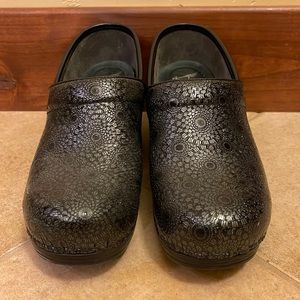 Dansko professional clogs. So comfortable!